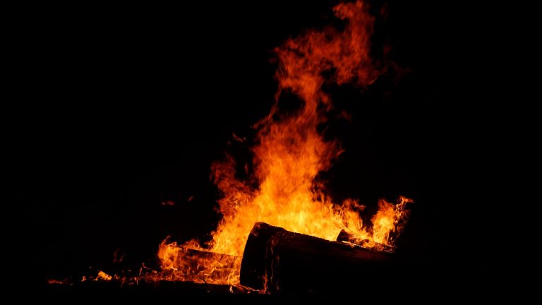 Muere un hombre en un incendio urbano-agrícola en Villarejo de Órbigo, León