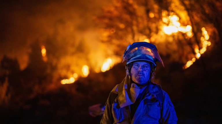 Los incendios gallegos de Pantón y O Bolo obligan a evacuar vecinos tras arrasar con más de 2.000 hectáreas