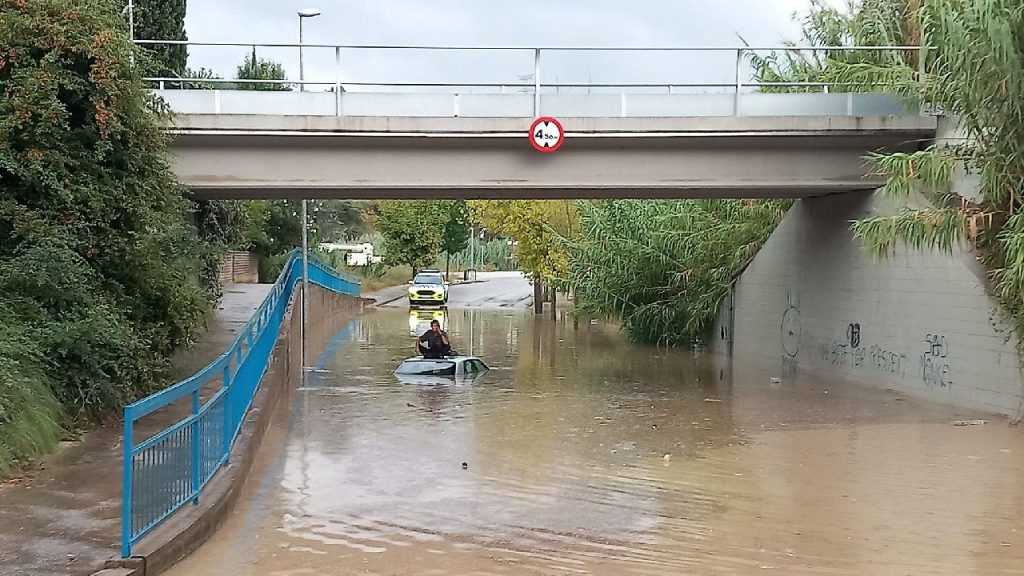 Sigue la búsqueda del hombre arrastrado por la riera tras hallar anoche el cuerpo del hijo en el río Bitlles