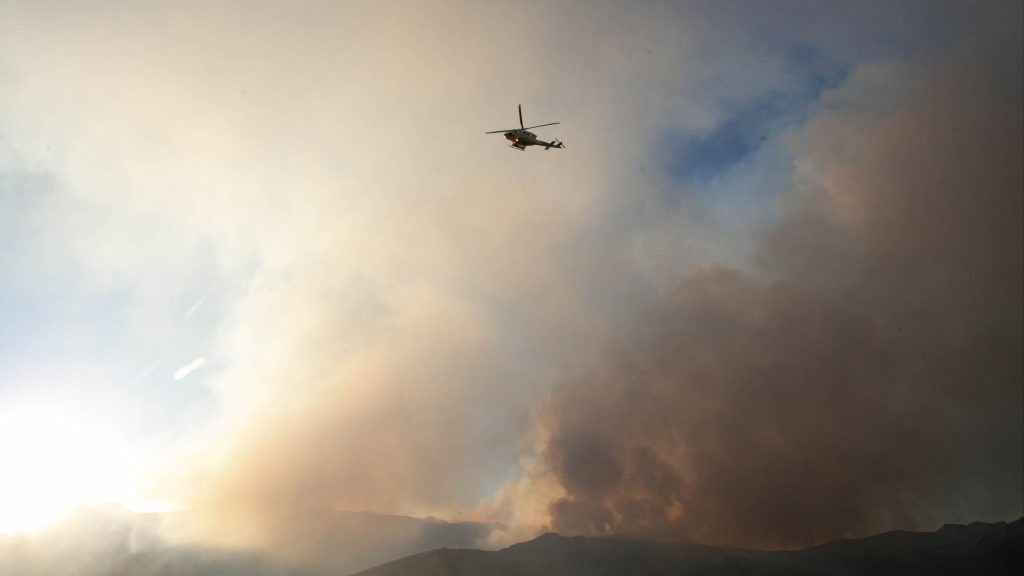 El incendio de Peñalba de la Sierra, Guadalajara, entra en la provincia de Segovia y obliga a desalojar Riofrío y La Pinilla