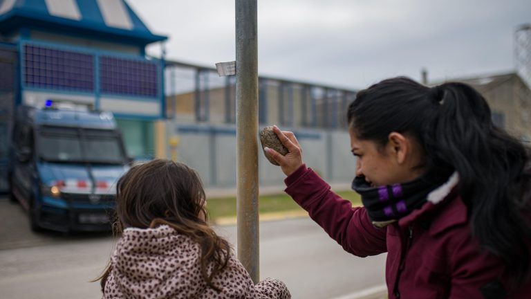 Cuatro de cada diez migrantes recluidos en los CIE sufrieron "una inútil privación de libertad"
