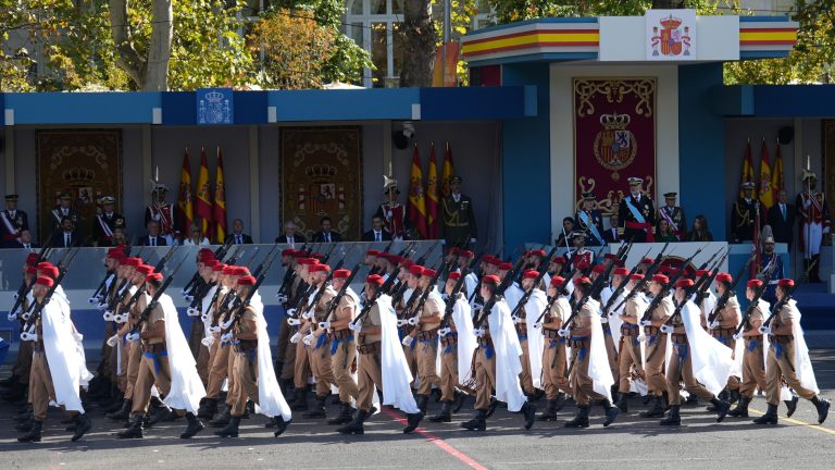 La emoción y el orgullo recorren el desfile del 12-O: "Desde niño lo veía por la tele. Participar hoy es un sueño cumplido"