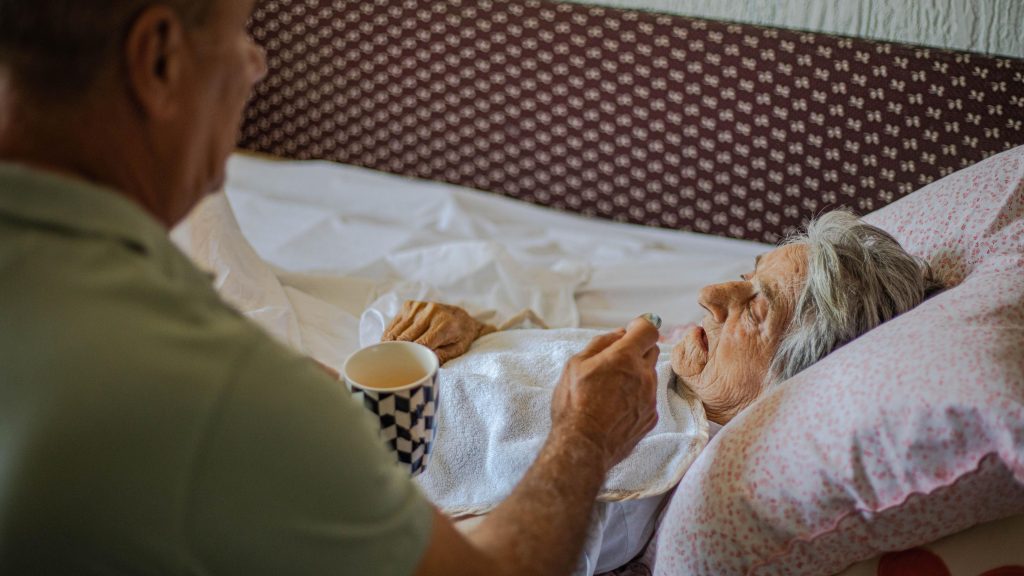 Más de 280.000 dependientes esperan 349 días de media para recibir la valoración y su prestación