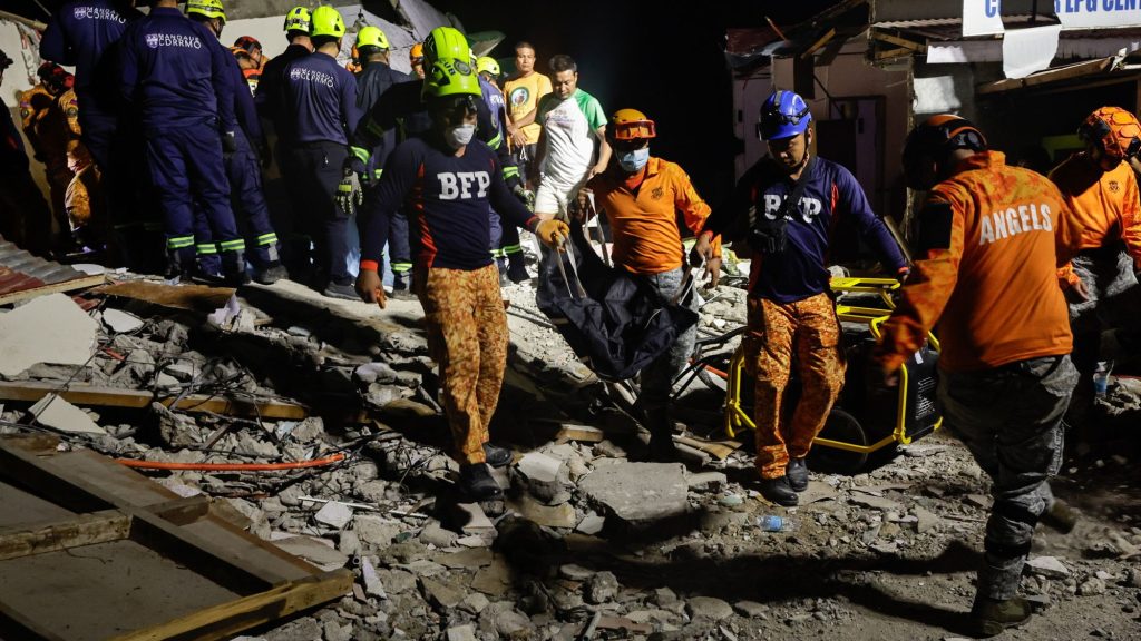 Aumentan a 72 los muertos y a 300 los heridos por el terremoto en el centro de Filipinas