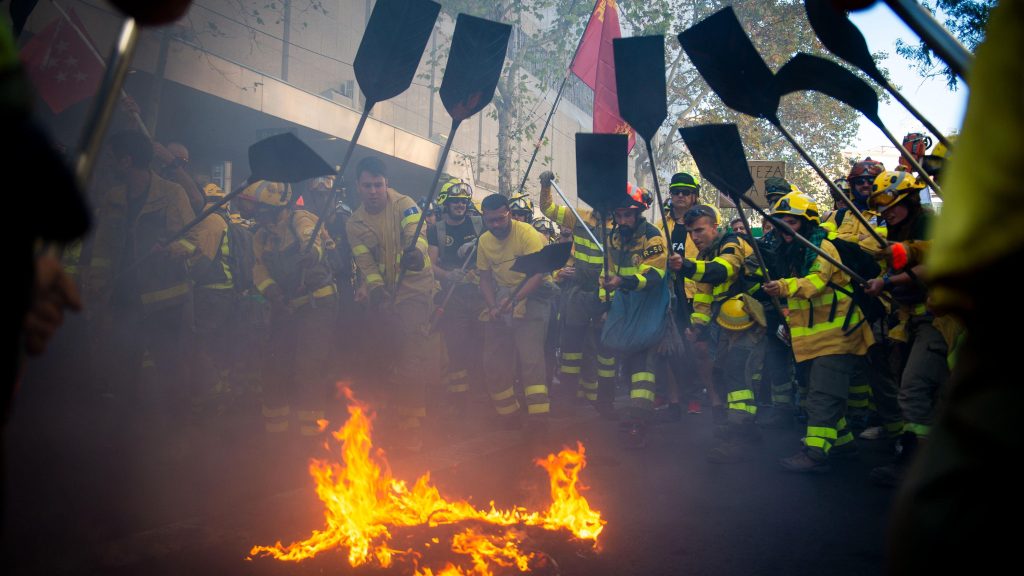 Miles de bomberos forestales reivindican en Madrid mejoras laborales: "Cobramos cerca del SMI por jugarnos la vida"