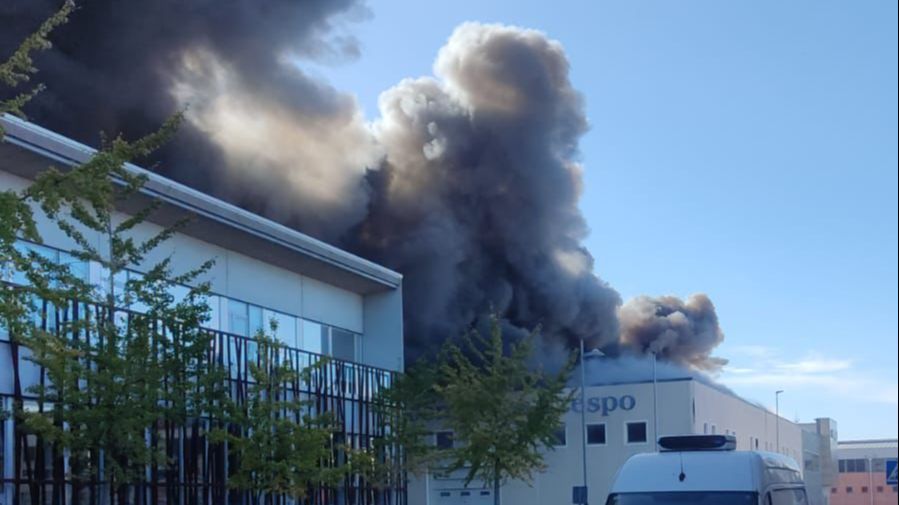 Controlado un incendio en la nave de una conservera de Santoña, Cantabria