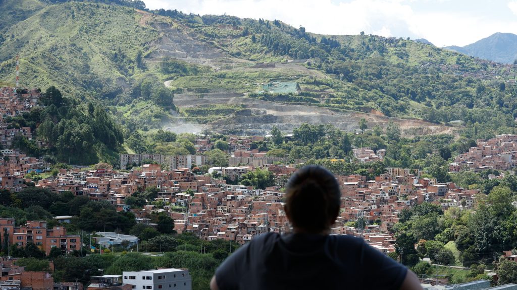 No estaban locas: la lucha de las mujeres de la Comuna 13 por desenterrar La Escombrera de Medellín