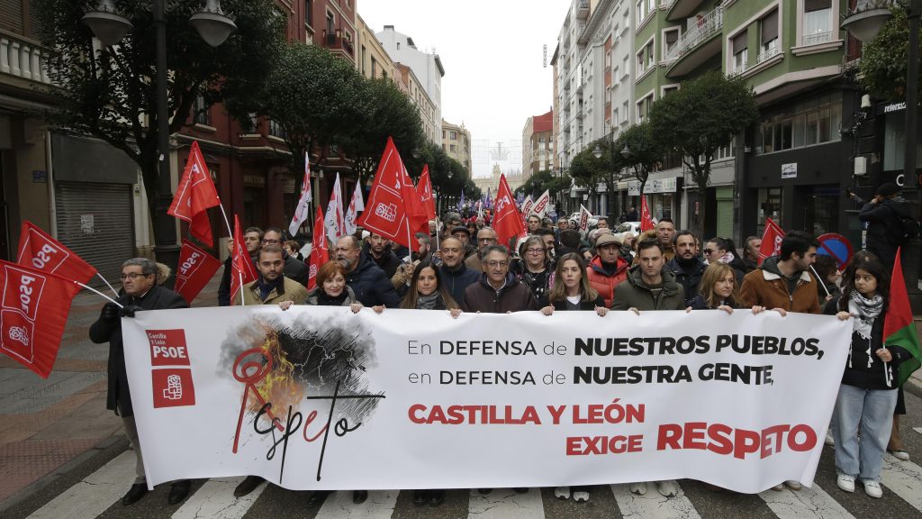 Un millar de personas se manifiesta en León contra la gestión de la Junta de los incendios forestales del pasado verano