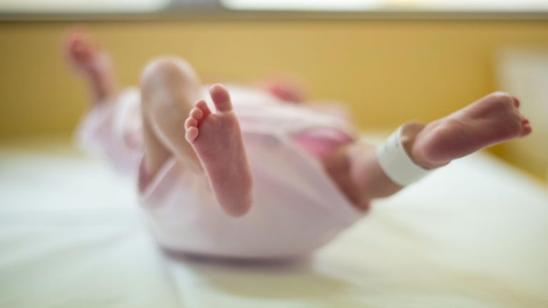 La Policía impide la venta de una recién nacida por 3.000 euros en Málaga