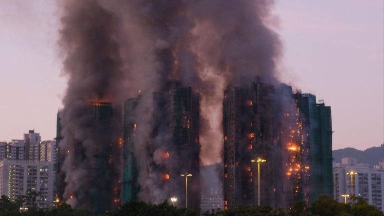 Un gran incendio en una zona residencial de Hong Kong quema varios rascacielos y causa ya 36 muertos