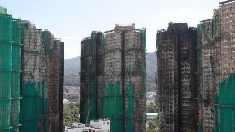 Los muertos por el incendio de Hong Kong ascienden a 128 y otras 200 personas siguen desaparecidas