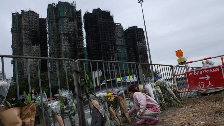 Aumentan a 146 los muertos por el incendio en Hong Kong tras ser revisados cuatro de los siete edificios calcinados