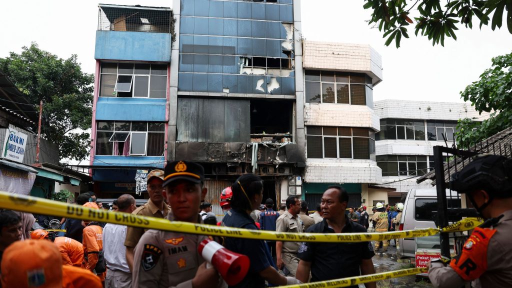 Mueren al menos 20 personas en el incendio de un edificio en la capital de Indonesia, Yakarta