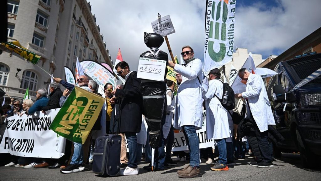 Médicos de toda España ultiman una huelga nacional del 9 al 12 de diciembre contra el Estatuto Marco: "La profesión ha dicho basta"