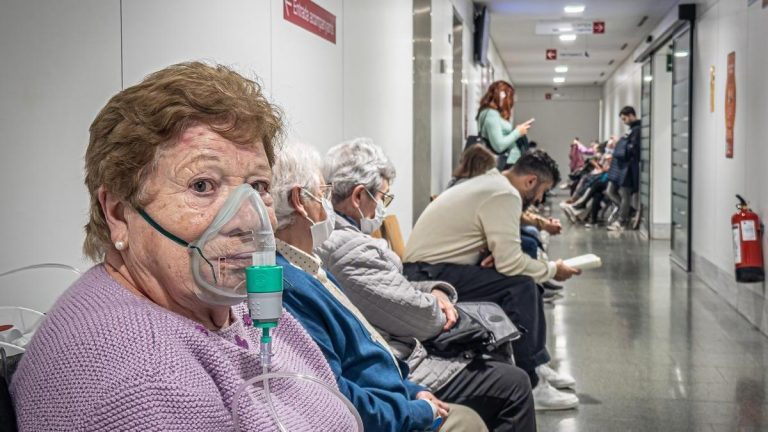 La epidemia de gripe en Catalunya ya es la peor en 15 años y el pico aún está por llegar