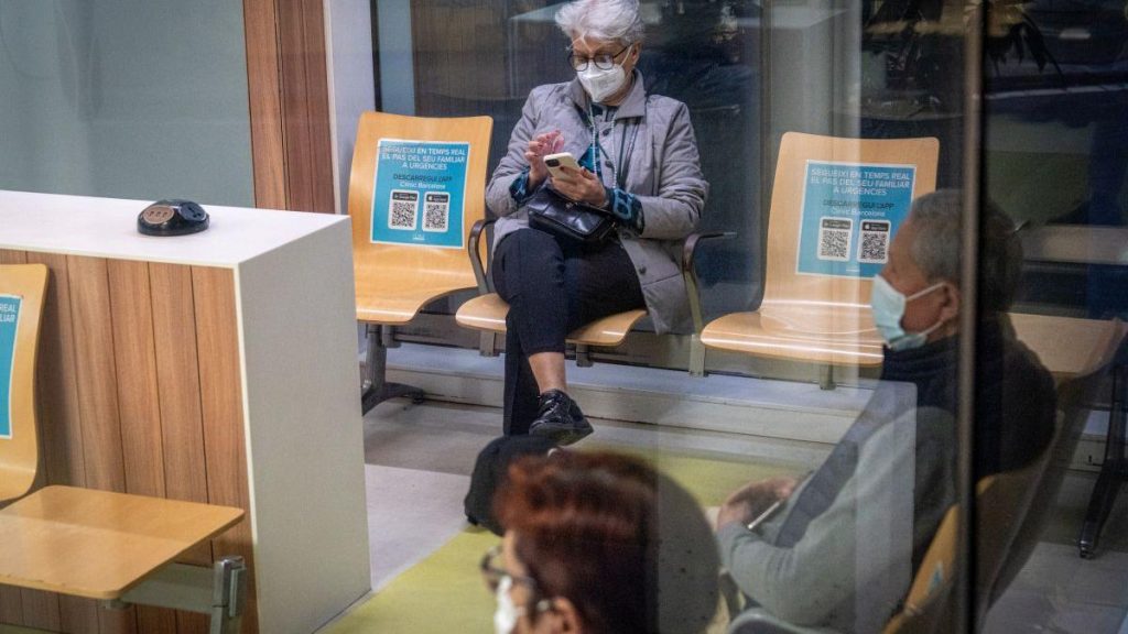 Mascarilla obligatoria en hospitales y CAP catalanes: quién debe llevarla, cuánto tiempo y excepciones