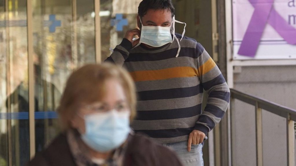 Catalunya recupera la mascarilla: "Es molesta, pero mejor llevarla a que te ingresen, todo el mundo está tosiendo"