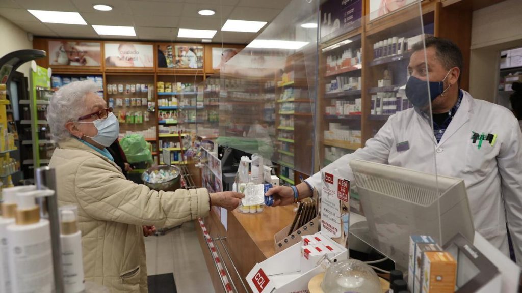 La venta de mascarillas en las farmacias sube hasta un 500 % por el vertiginoso avance de la gripe