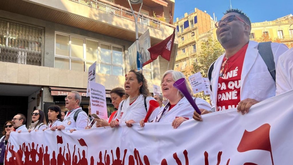 Los médicos catalanes salen de nuevo a la calle en su segunda jornada de huelga: "Se trabaja con dificultad y estrés, pero no se dan soluciones"