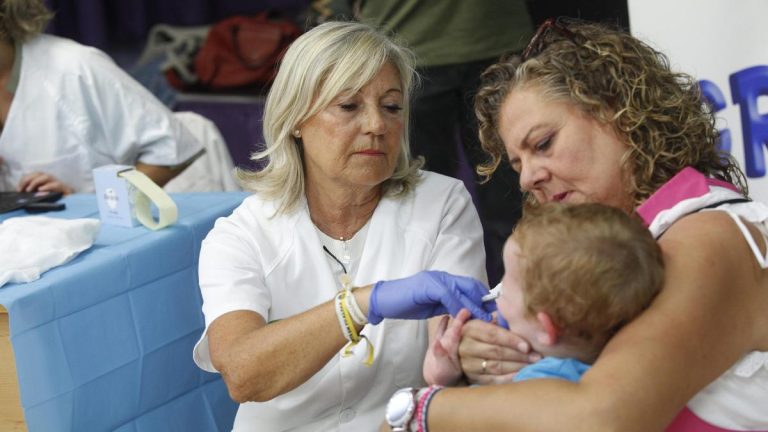 Los casos de gripe se doblan en una semana en España y los niños siguen entre los más afectados