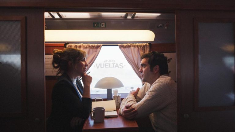 Volver a casa por Navidad: un 22% de los barceloneses declara llegar al final del periodo agotado