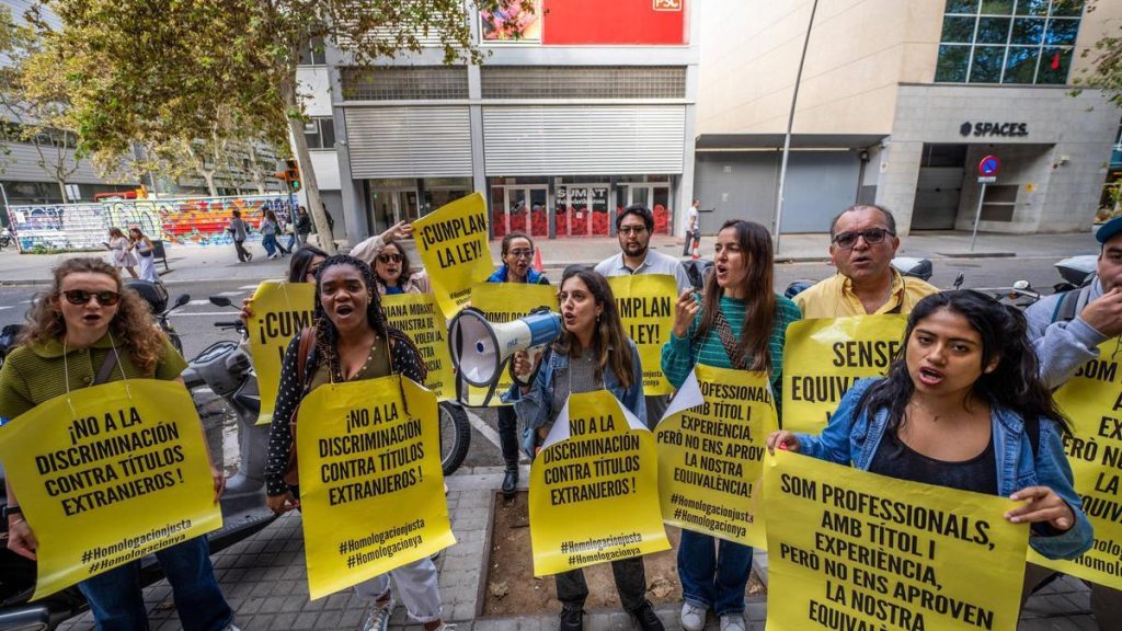 Sanitarios extranjeros llevan al Defensor del Pueblo la venta ilegal de citas para homologar títulos: "La gente está sufriendo demasiado"