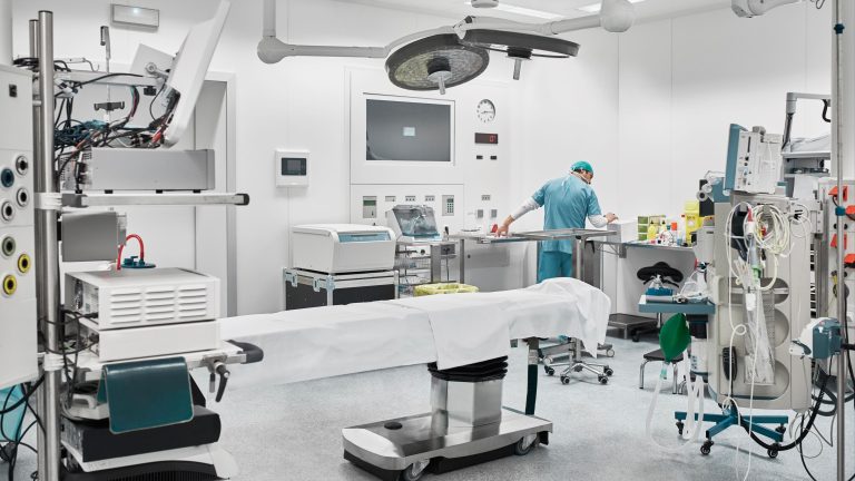 Una segunda paciente denuncia al cirujano acusado de violar a una mujer sedada en una clínica de Murcia