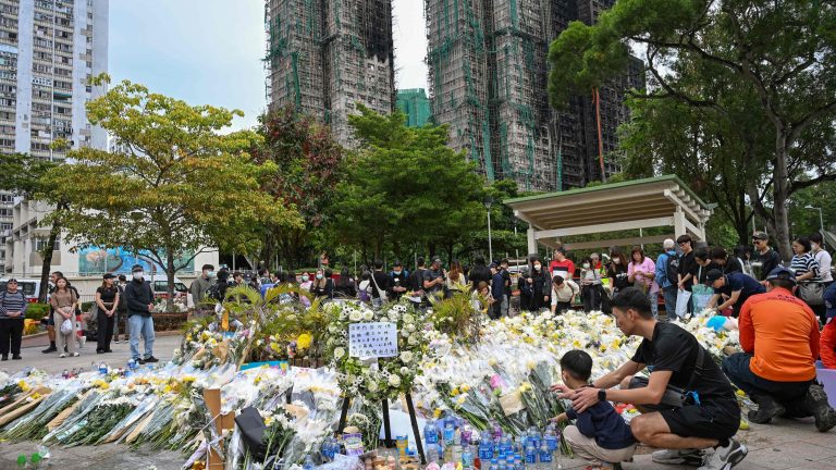 El número de muertos en el incendio Hong Kong asciende ya a 156