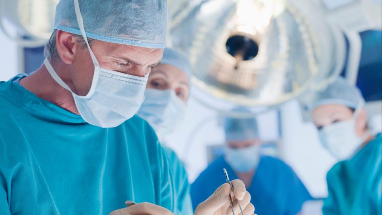 La Policía investiga si el cirujano plástico acusado de violar a una paciente en Murcia agredió sexualmente a más mujeres