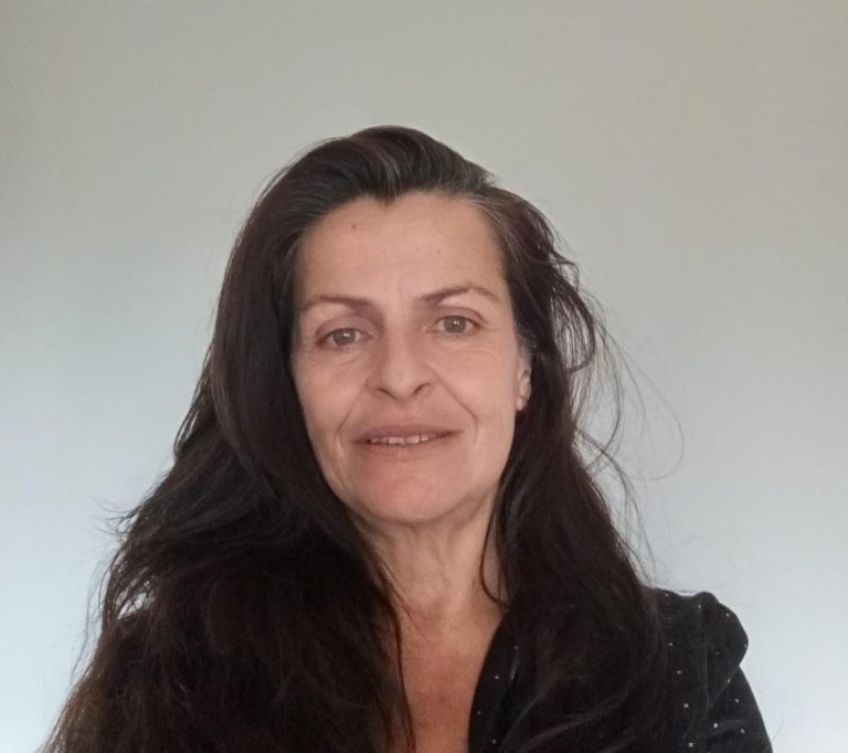 Estefanía Herrera, 52 años, usuaria de una clínica dental solidaria: "Empecé a perder piezas a los 30, pero me pedían miles de euros y no podía pagarlo"