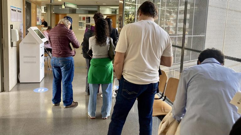 Las enfermeras se quejan de la falta de refuerzos ante el colapso por la gripe: "Las consejerías no han hecho sus deberes"