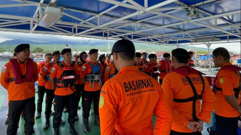 Los equipos de rescate buscan a los cuatro españoles desaparecidos tras un naufragio en Indonesia