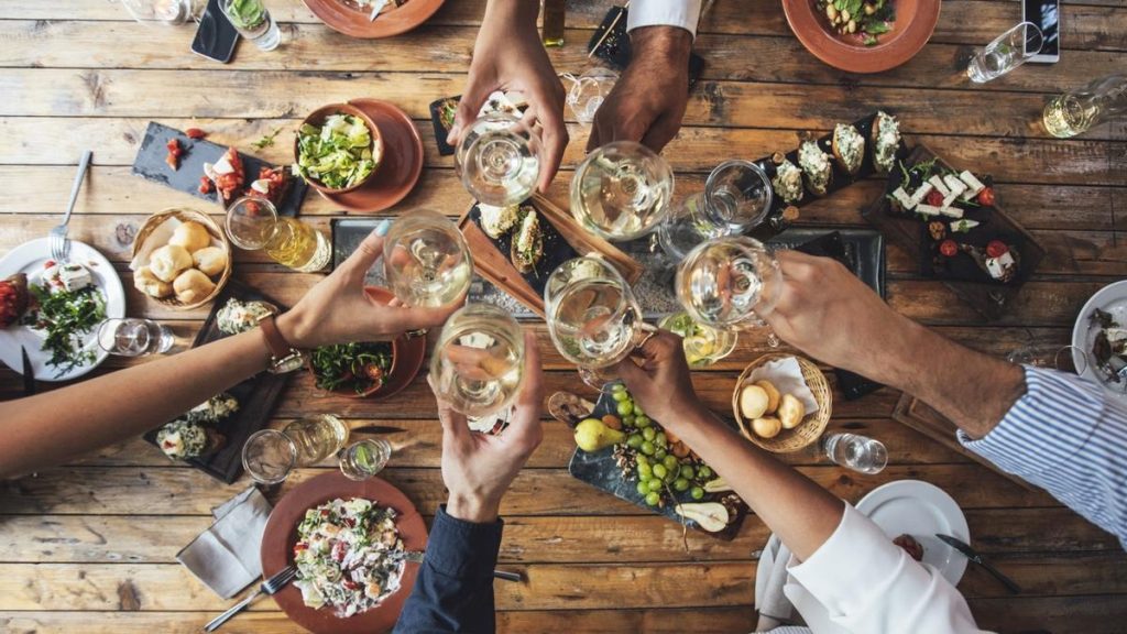 Cómo comer con tranquilidad en Nochevieja: las pautas que reducen ansiedad y digestiones pesadas según los expertos