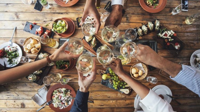 Cómo comer con tranquilidad en Nochevieja: las pautas que reducen ansiedad y digestiones pesadas según los expertos