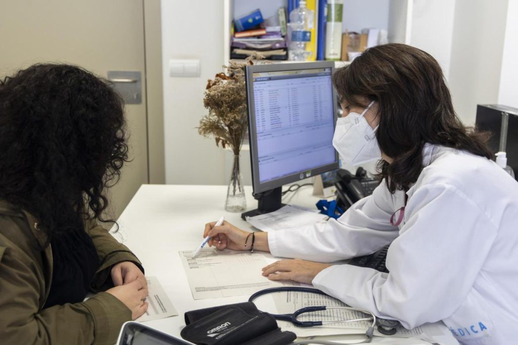 La gripe tensiona las Urgencias de hospitales: camas en los pasillos y esperas de tres días para ingresar en planta
