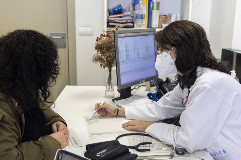 La gripe tensiona las Urgencias de hospitales: camas en los pasillos y esperas de tres días para ingresar en planta