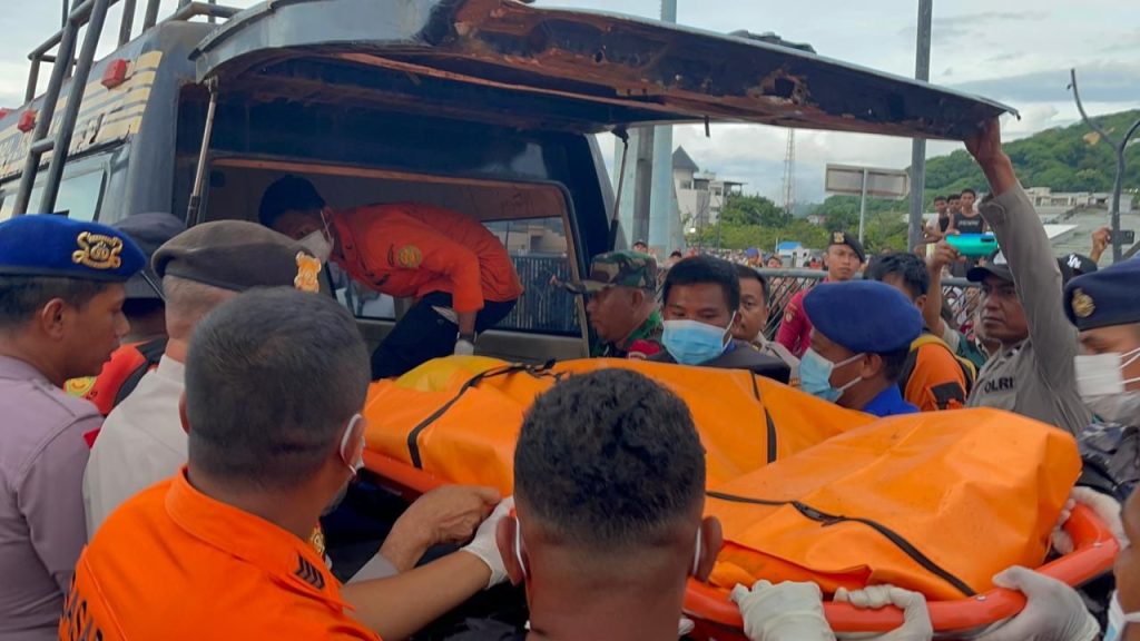 Hallan el cuerpo del niño español desaparecido tras el naugragio de un barco en Indonesia