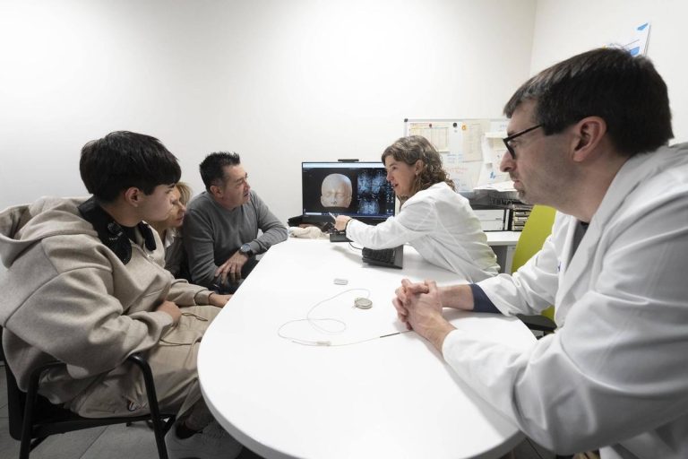 Darío López, operado de distonía en Vall d'Hebron: "No aguantaba 10 minutos de pie. Ahora ando, corro y soy autónomo"