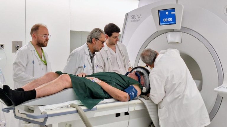 OpenAI quiere que compartas tu historia clínica con ChatGPT: varios expertos denuncian que será "peligroso" para la salud y la privacidad