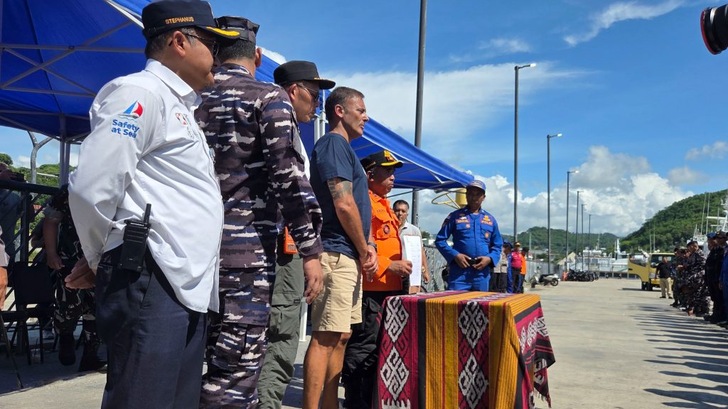 La madre superviviente del naufragio en Indonesia dice que "toca seguir por la mitad del equipo y honrarles"