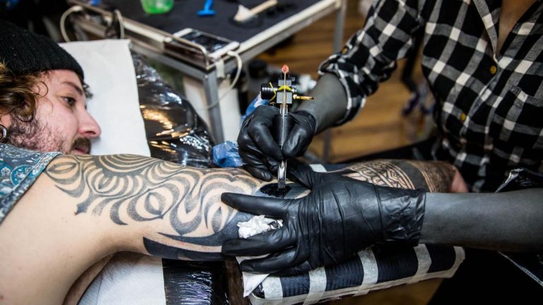 Los médicos alertan: tatuajes y piercings pueden dificultar la detección precoz de melanomas