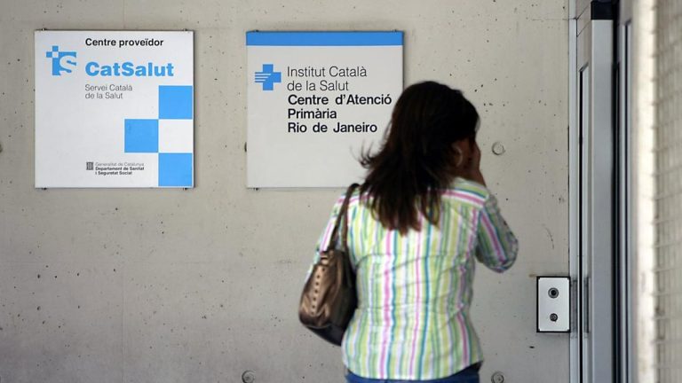 Los trabajadores catalanes tardan una semana más en ser atendidos por un médico que el resto de españoles