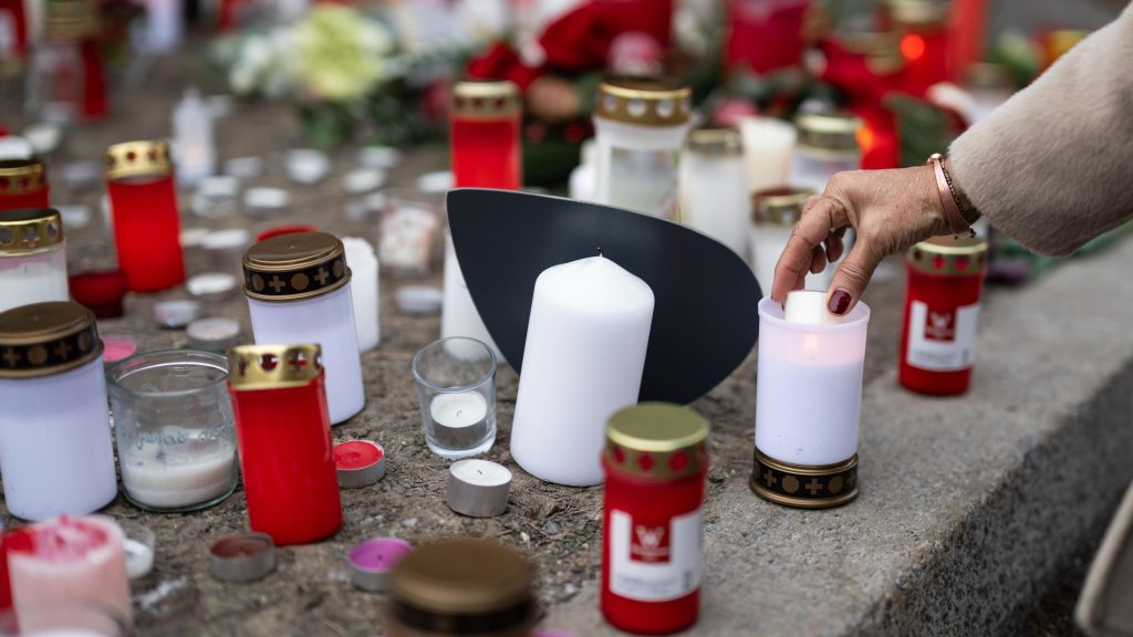 ¿Qué se sabe del incendio en Suiza? Bengalas en botellas de champán, principal hipótesis del origen de las llamas