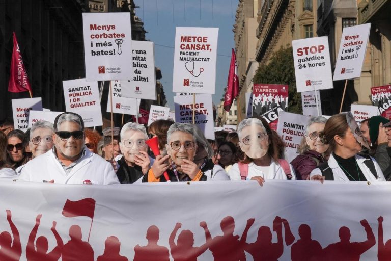 Los médicos catalanes salen de nuevo a la calle en Barcelona: "¿Quién cuida de los que cuidamos?"