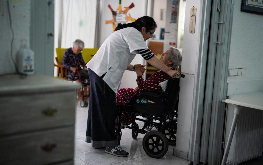¿Cómo debe ser la dieta de los mayores? "No basta con cenar un yogur y fruta"