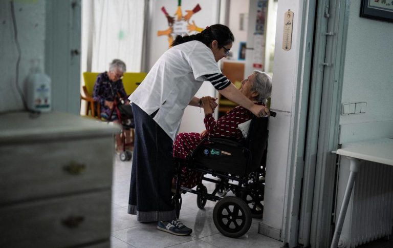 ¿Cómo debe ser la dieta de los mayores? "No basta con cenar un yogur y fruta"