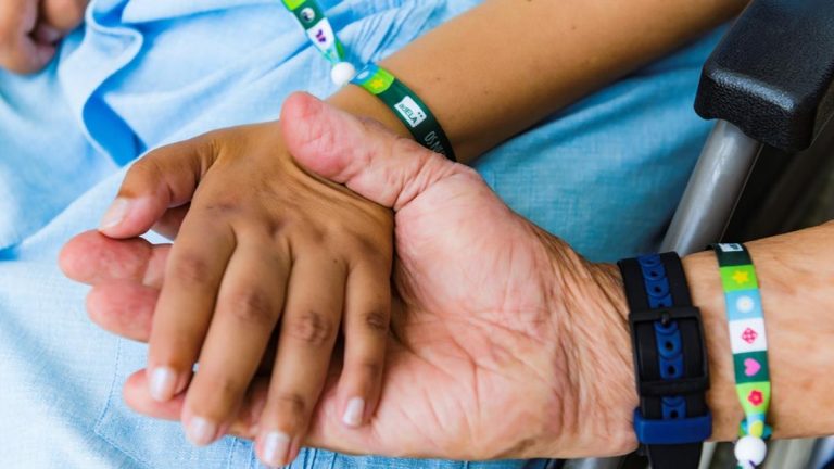 Una juez de Barcelona condena a Salut a atender a un enfermo de ELA en su domicilio