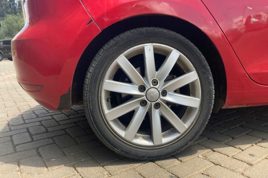 ¿En España es obligatorio llevar un spray antipinchazos en el coche en 2026?