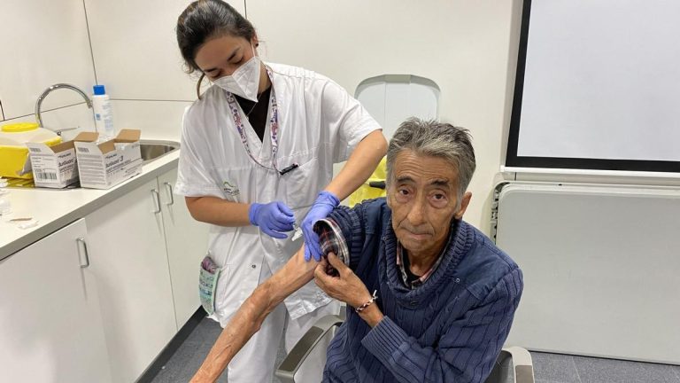 Los expertos planean vacunar en las farmacias para aumentar las tasas de inmunización entre la población mayor