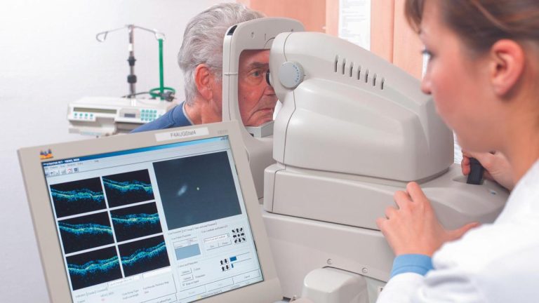 Oftalmología despunta como una de las especialidades más demandadas del MIR: "Es muy clínica y de alta precisión"